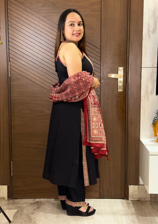 Tavisha Black Cotton Yoke Printed Sanganeri Art Suit Set With Dupatta And Pants